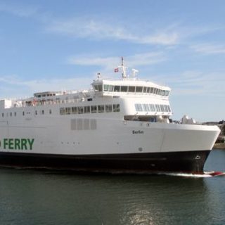 Die neue Hybridfähre von Scandlines aus Gedser kommend in der Hafeneinfahrt Rostock-Warnemünde.