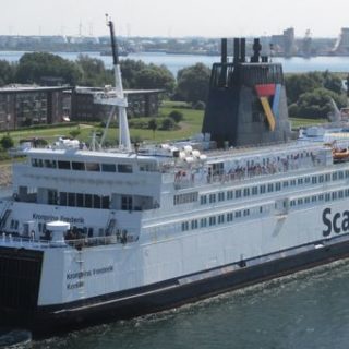 Die Scandlines Fähre Kronprins Frederik aus Gedser kommend läuft in den Rostocker Hafen ein.