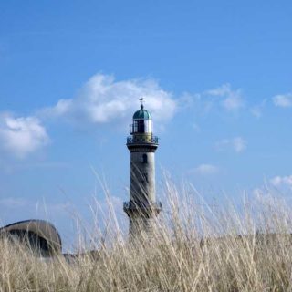 Den Leuchtturm in Warnemünde sollten Sie im Urlaub an der Ostsee unbedingt besuchen.