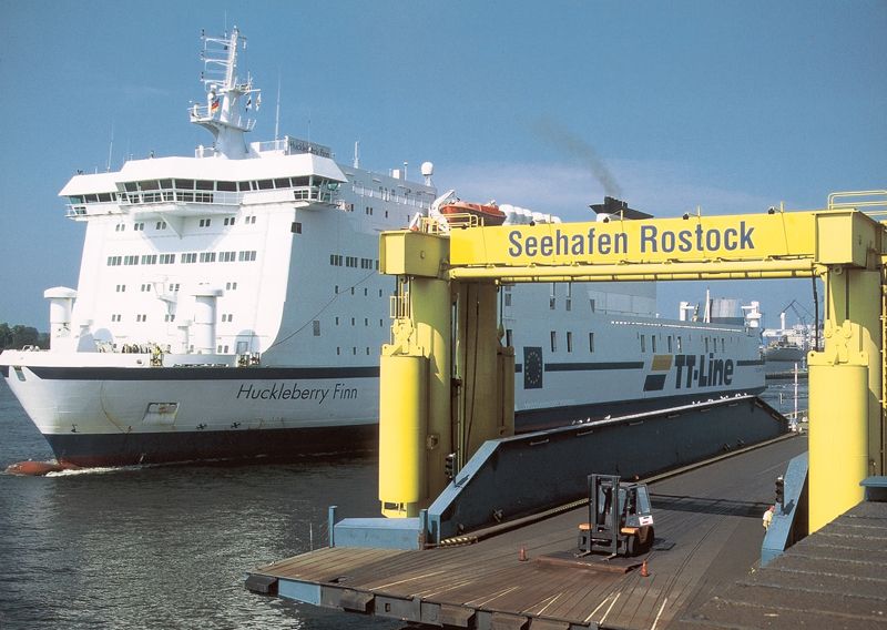 Die TT-Line Fähre Huckleberry Finn im Rostocker Seehafen