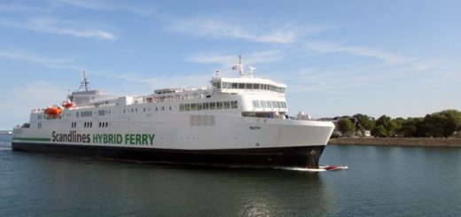 Die neue Hybridfähre von Scandlines aus Gedser kommend in der Hafeneinfahrt Rostock-Warnemünde.