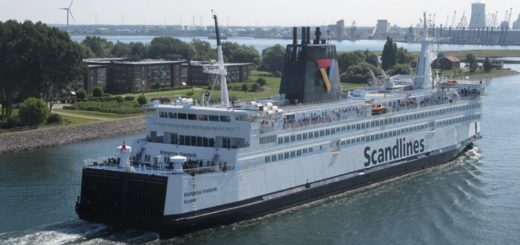 Die Scandlines Fähre Kronprins Frederik aus Gedser kommend läuft in den Rostocker Hafen ein.